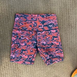 Lululemon Wunder Train High-Rise Short 6", Size 6